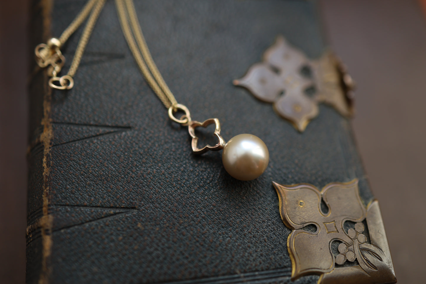 Holy Pearl Pendant - Gold & Golden South Sea Pearl