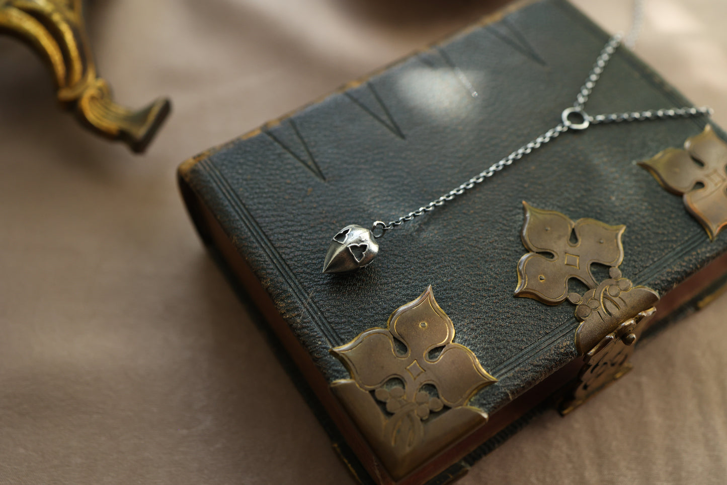 Tracery Pendulum - Necklace